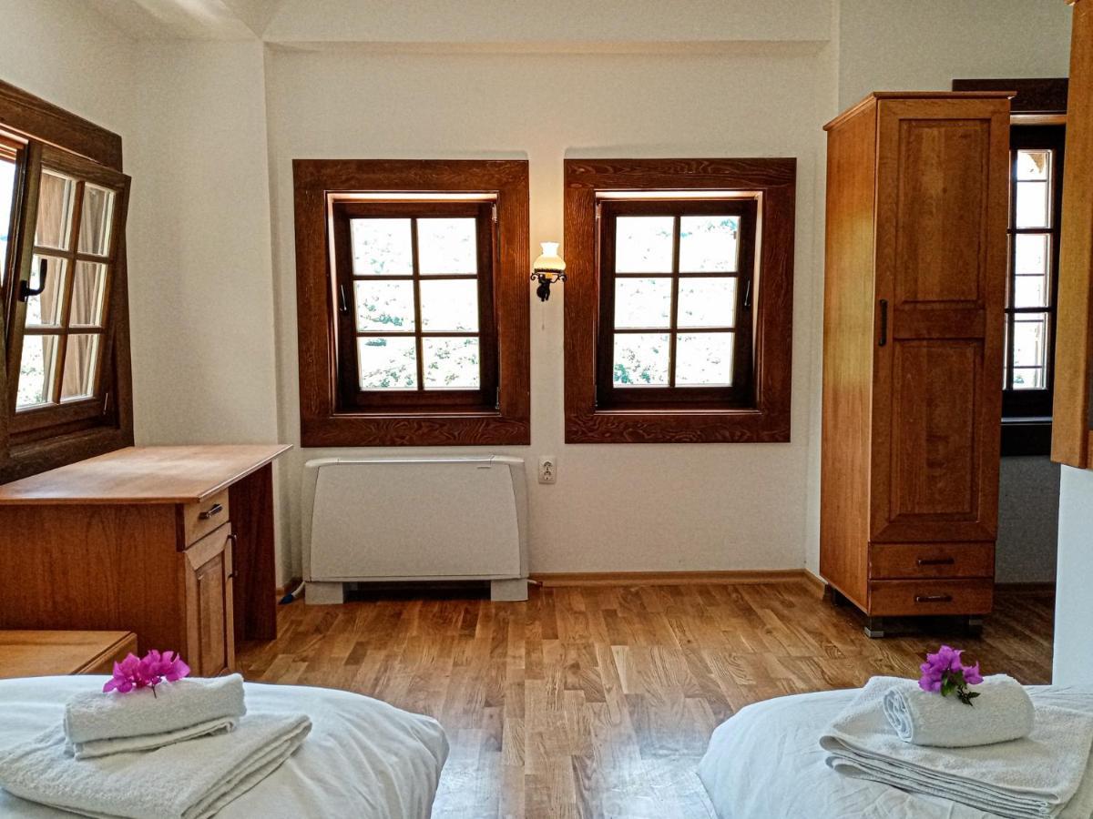 Guest Mansion, Гостински Палат Rostusa Exteriör bild