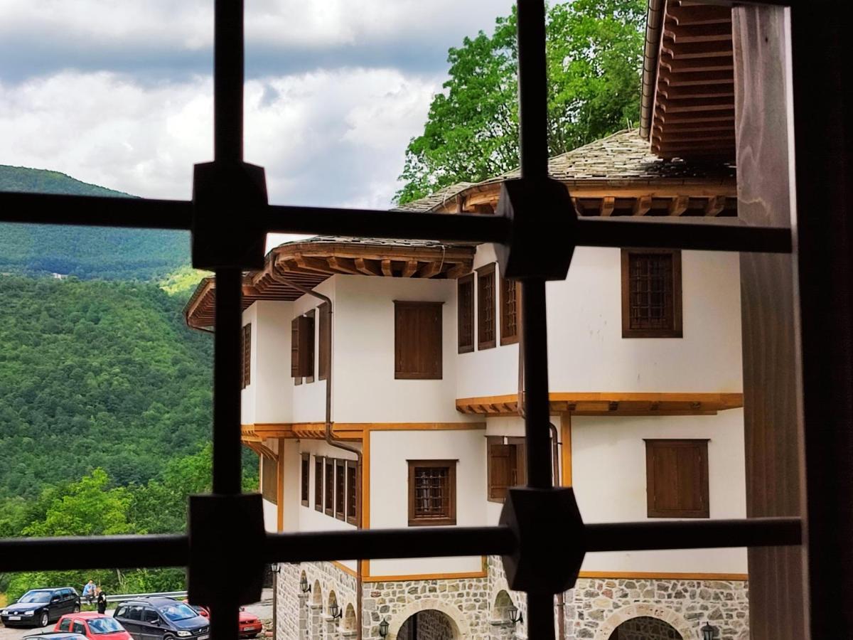 Guest Mansion, Гостински Палат Rostusa Exteriör bild